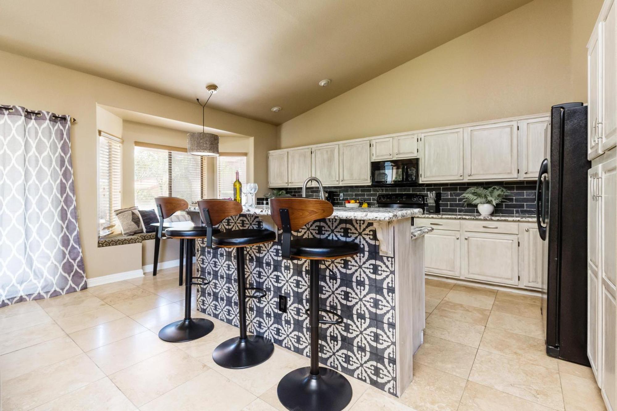 Scottsdale Oasis-saltwater Pool & Putting Holiday home *