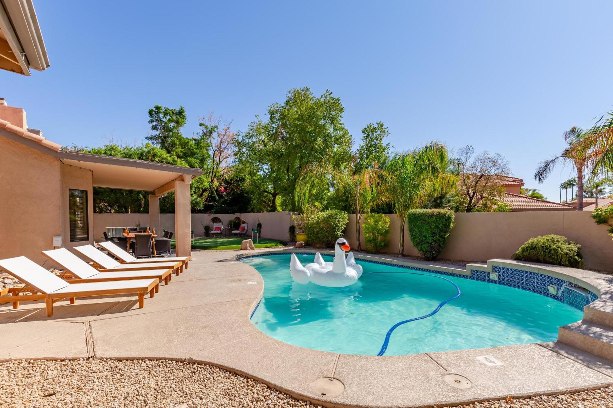 Scottsdale Oasis-saltwater Pool & Putting Holiday home *